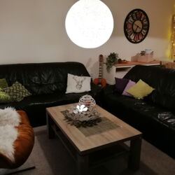 Sitzecke mit Ledersofas und Sessel